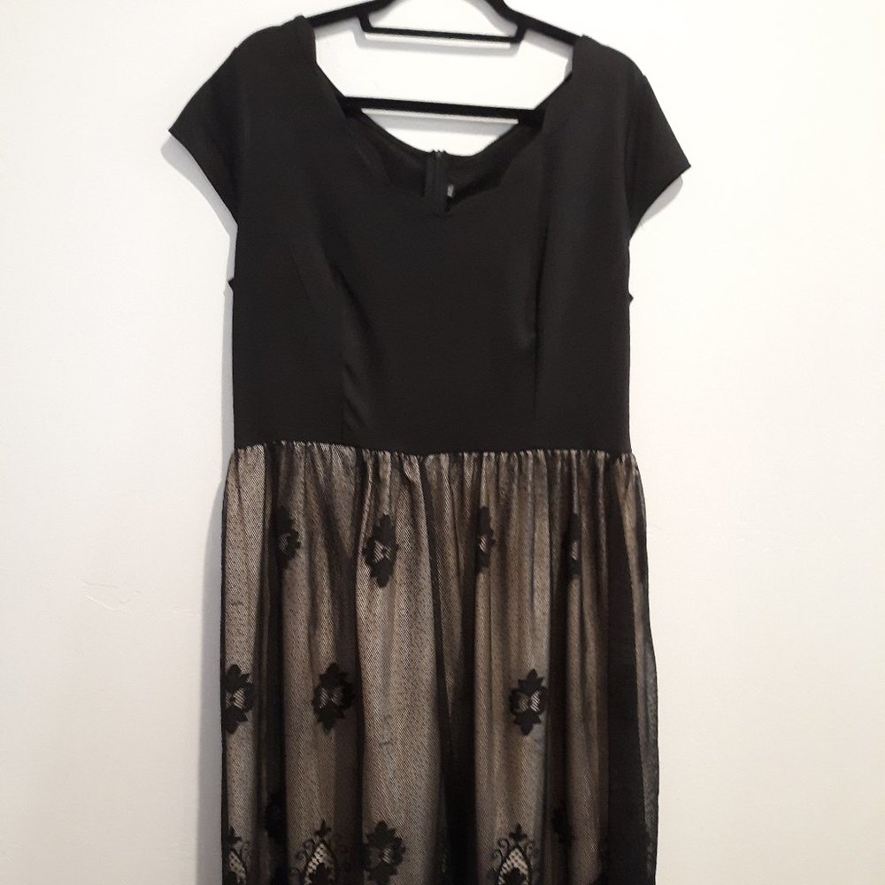 Nice Black  Christmas Mid Dress with Netting with Designs on It.  Size XXL